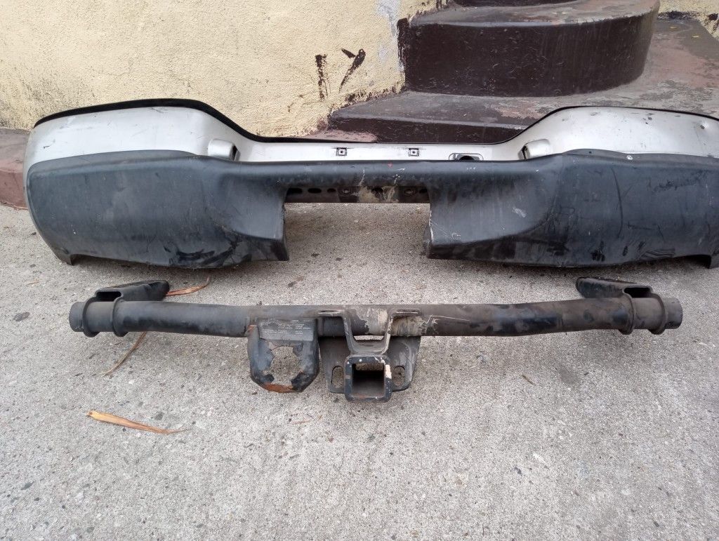 2002 GMC Yukon Back Bumper And Hitch