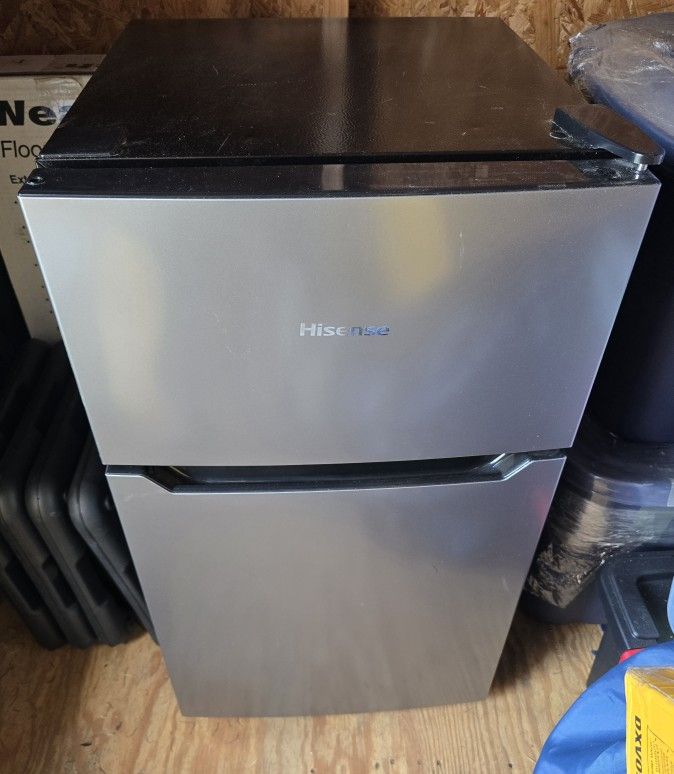 Compact Refrigerator / Freezer
