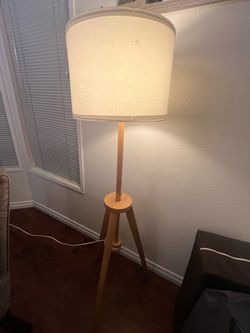 Tripod floor lamp
