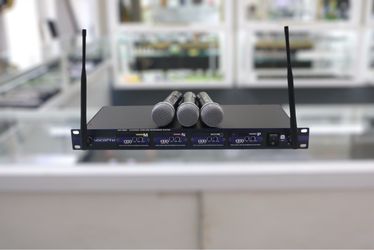 VocoPro UHF-5800, 4 Channel Wireless Microphone System (Local Pick-up only)