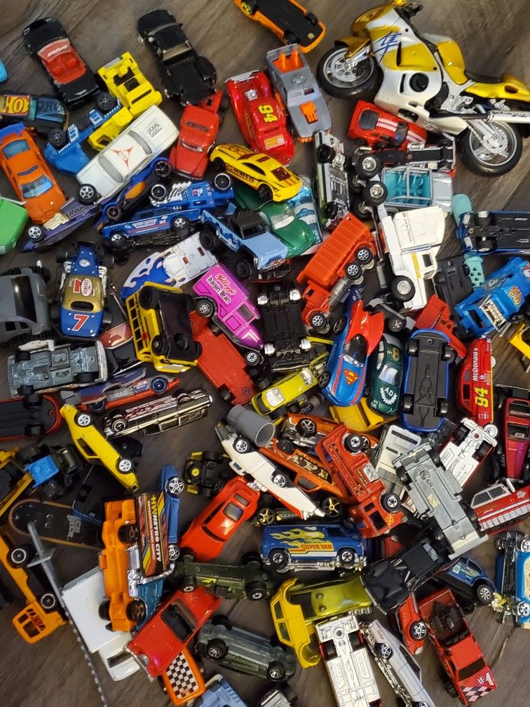 Giant Pile Of Toy Cars. Lots Of Old Ones Best Offer!!!!