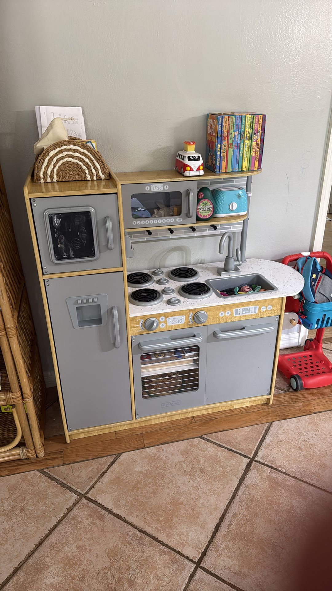 Kidkraft Uptown Kitchen with toy foods