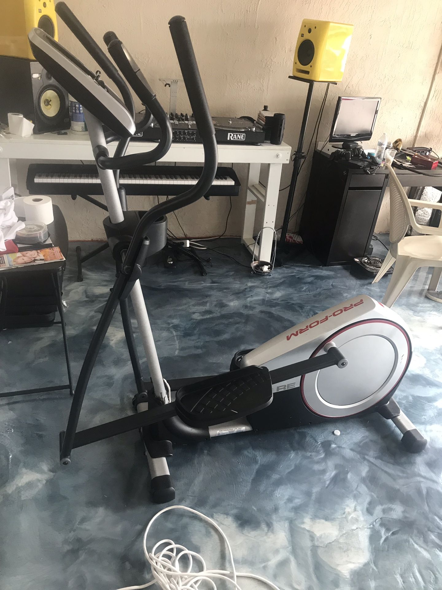 Pro form elliptical machine gym equipment