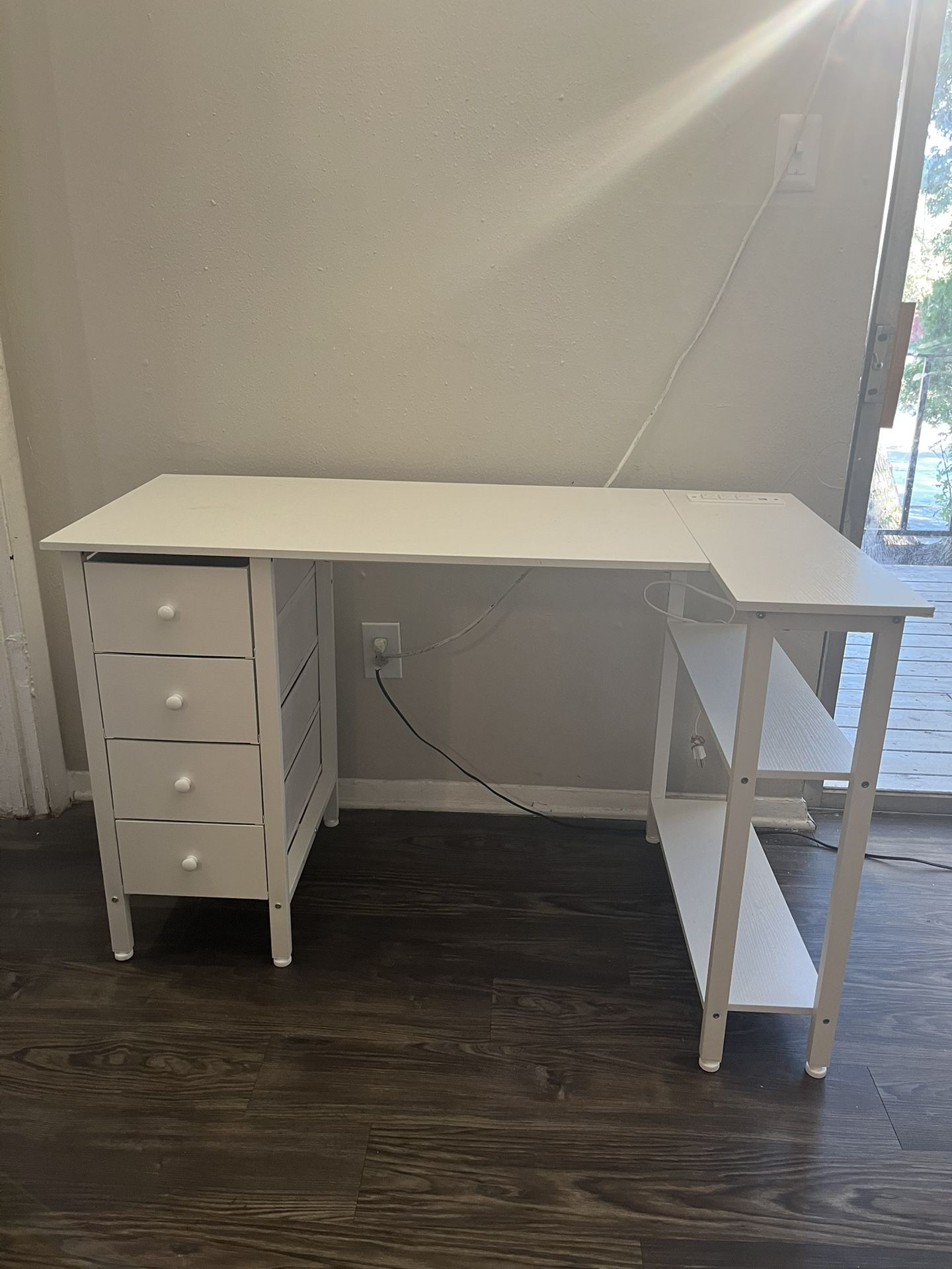 White Desk With usb Conections 4 Drawers Liike New 