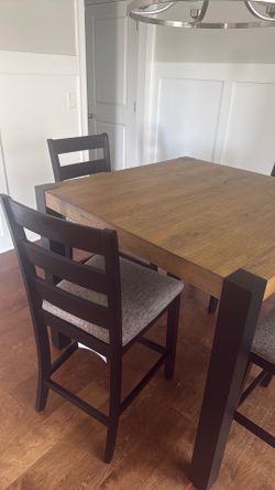 Table & Chairs
