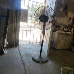 Black & Decker Revolving Standing Fan