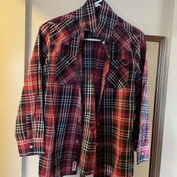 • Levi's Youth Red and Black Checkered Long Sleeve Shirt, 12-13 years old / 158cm. Classic American retro Levi's children's/teenage checkered shirt, s