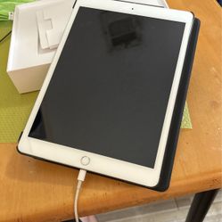 IPAD 8th Gen With Box And It’s Charger 