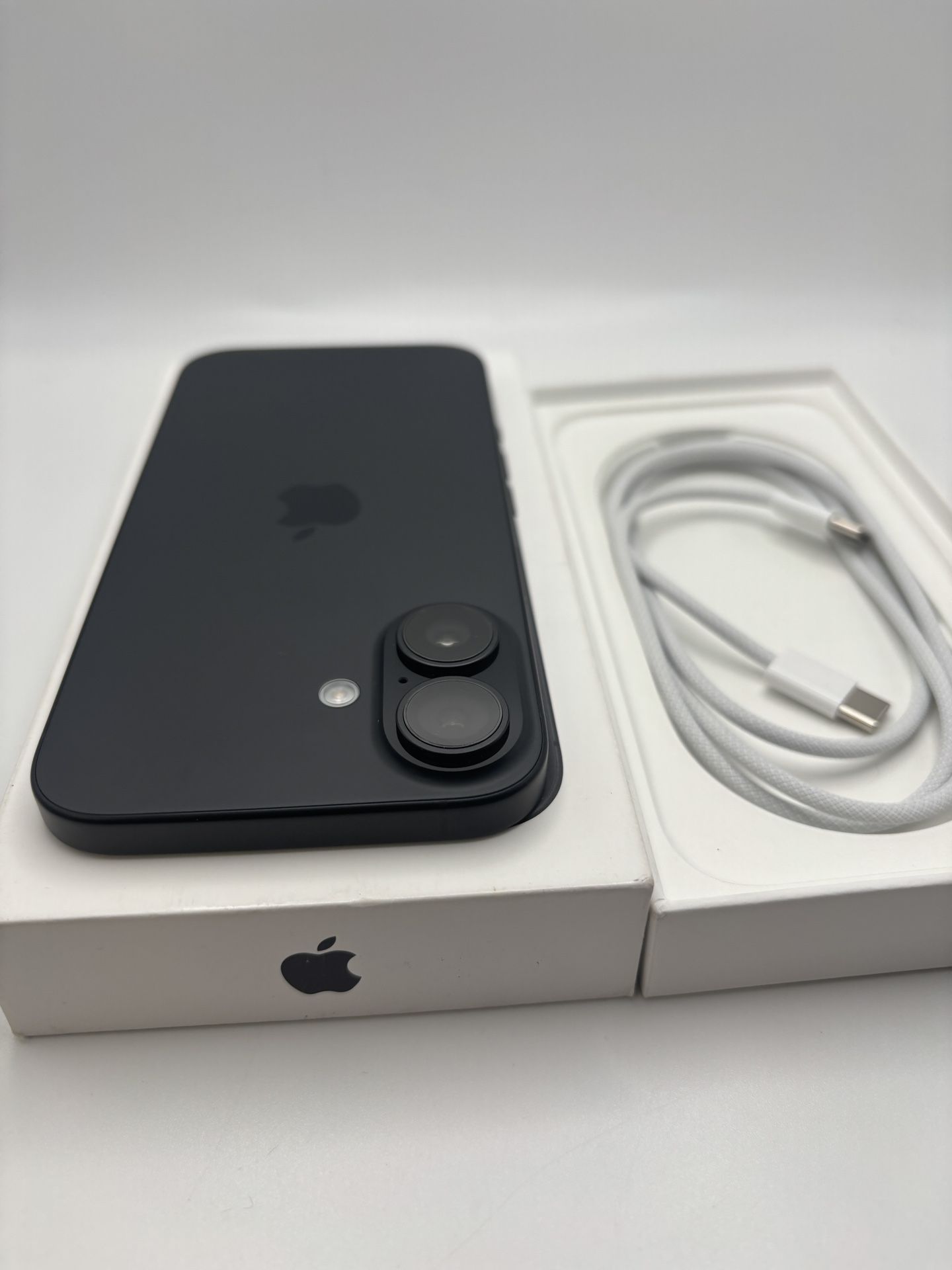 Brand new iPhone 16 128gb unlocked for any carrier battery 100% has apple warranty till 08/04/26 open box never used. +++++spanish+++++ iPhone 16 128g