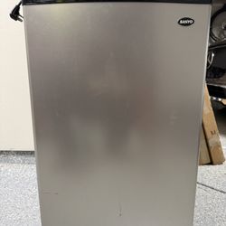 SANYO 4.9 cu. ft. Mini Refrigerator
