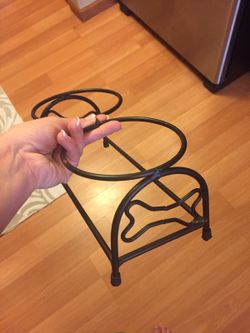 Elevated dog bowl holder