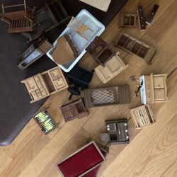 VINTAGE DOLL HOUSE FURNITURE 
