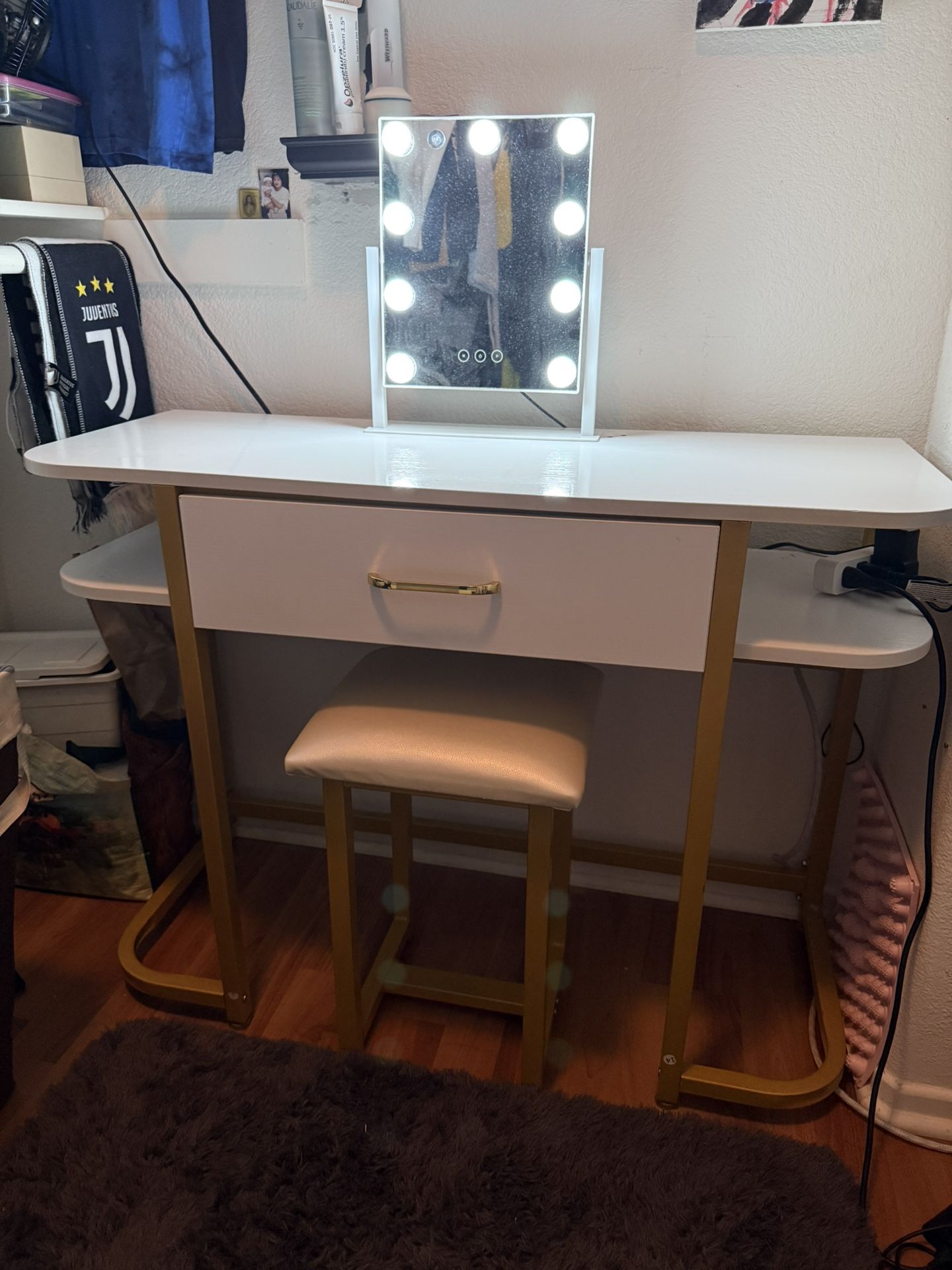 Women’s Vanity Table With light And Chair