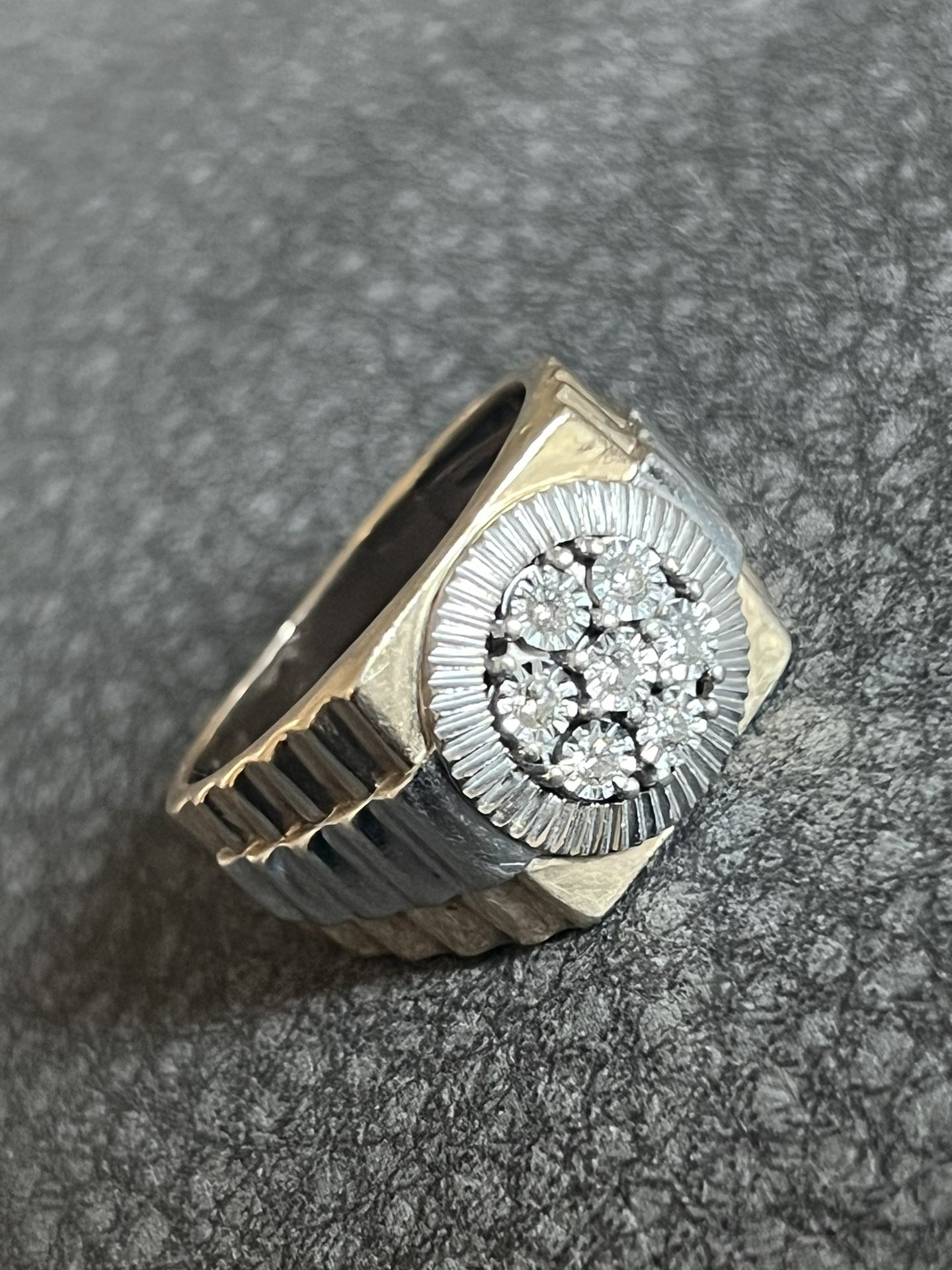 GOLD PRICES HIGH. GOLD MENS RING AND DIAMONDS