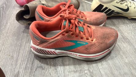 Tennis shoes