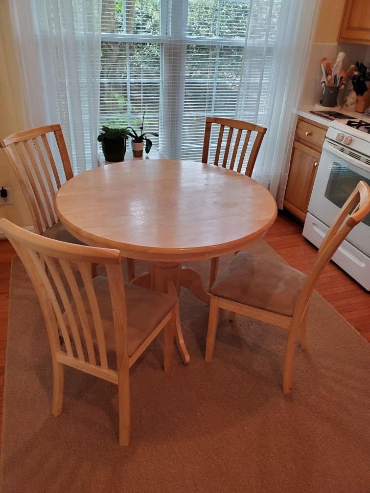 Table and 4 chairs - perfect for a breakfast nook or kitchen