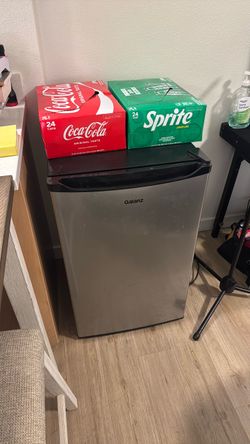 Galanz 3.3 cu ft Mini-fridge with freezer