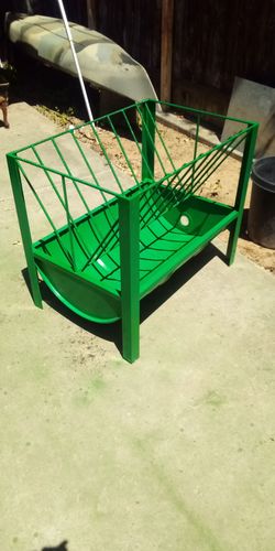 Hay feeder