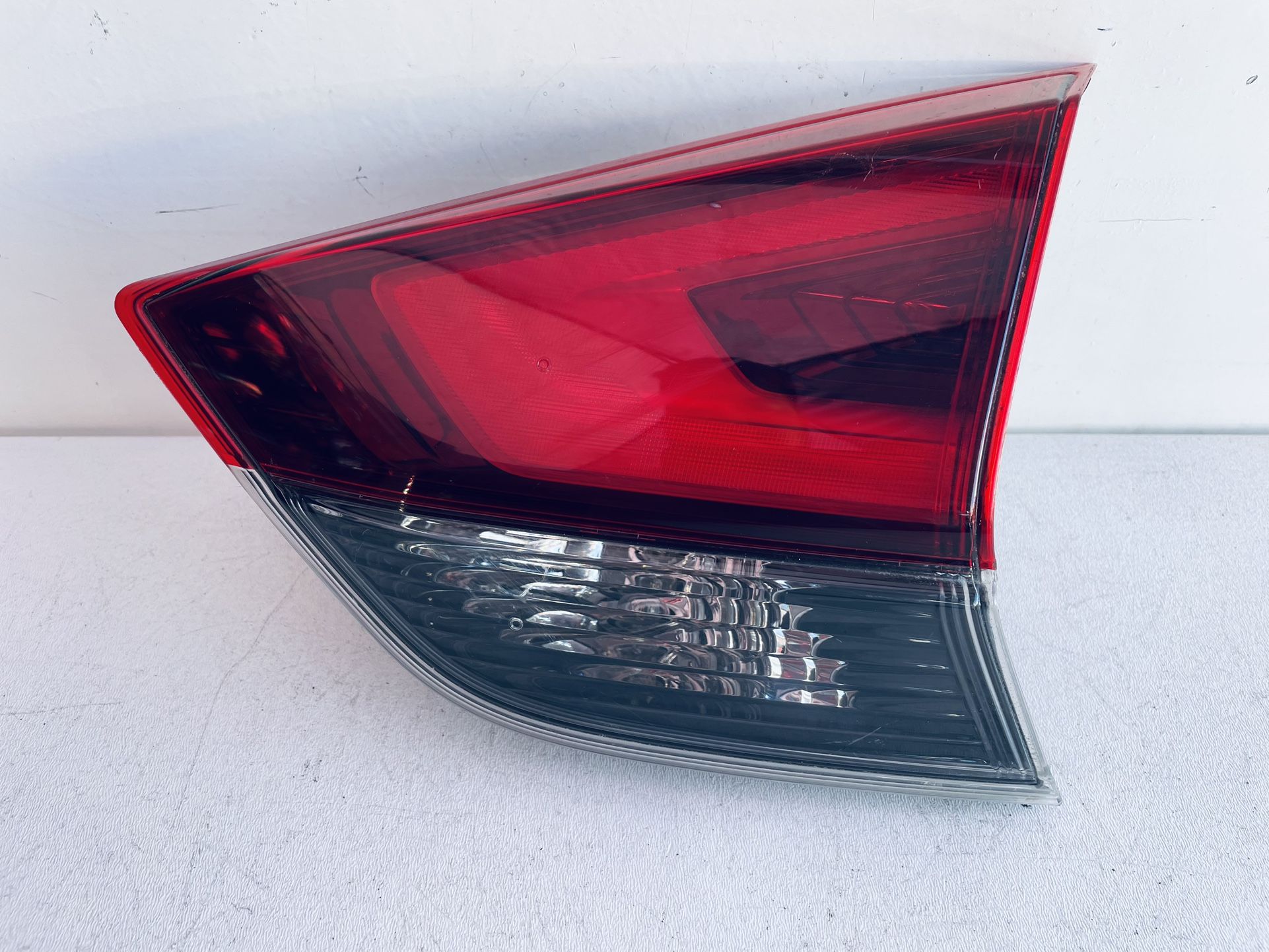 2017-2020 NISSAN ROGUE RIGHT PASSENGER SIDE LIFT GATE TAIL LIGHT W/LED OEM 