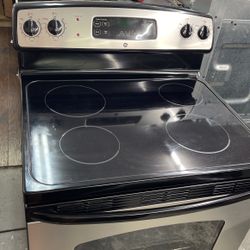 New Scratch And Dent GE 4 Burner Glass Top Black And Stainless Steel Range. 1 Year Warranty 
