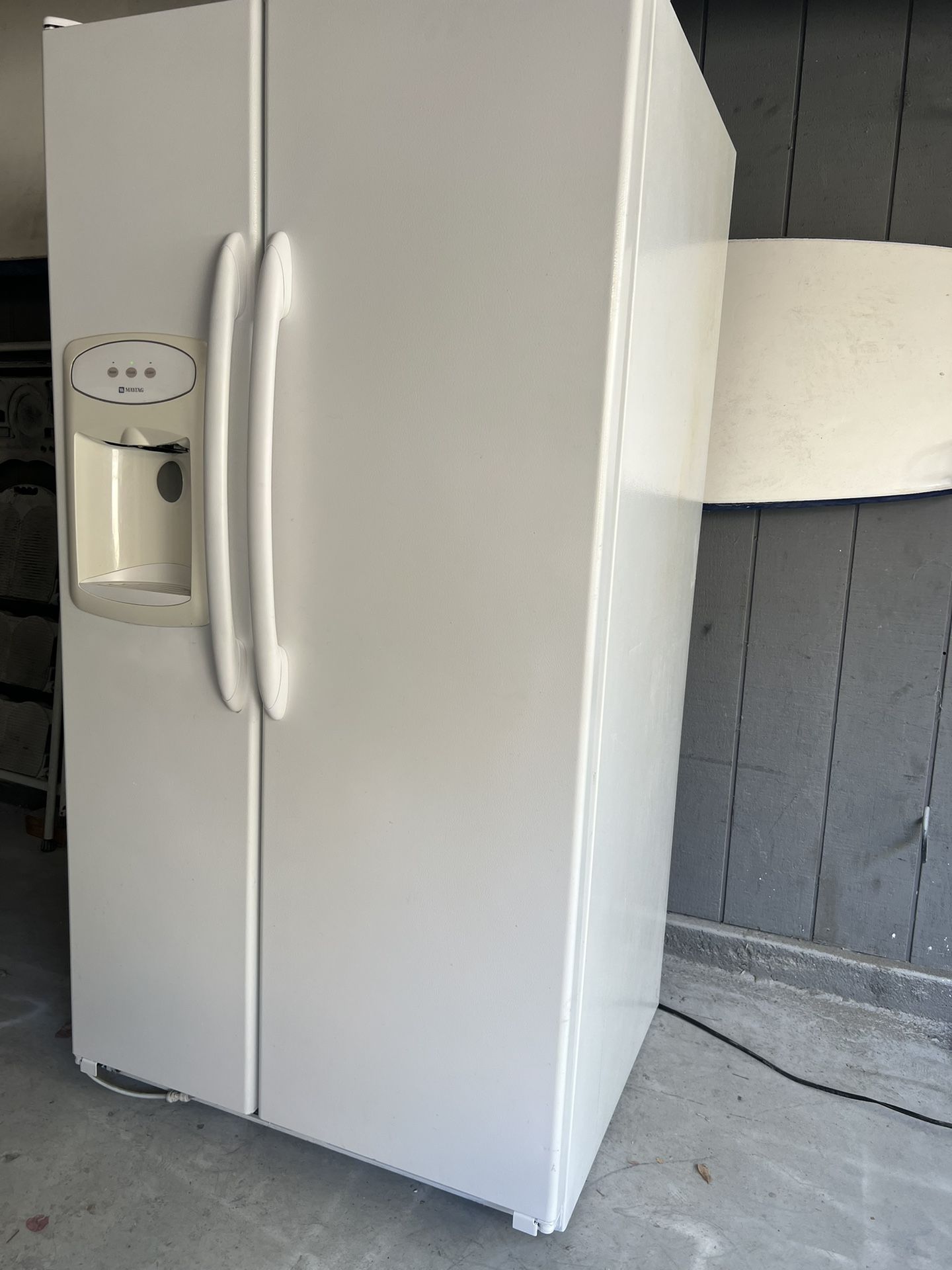Great working side-by-side refrigerator freezer