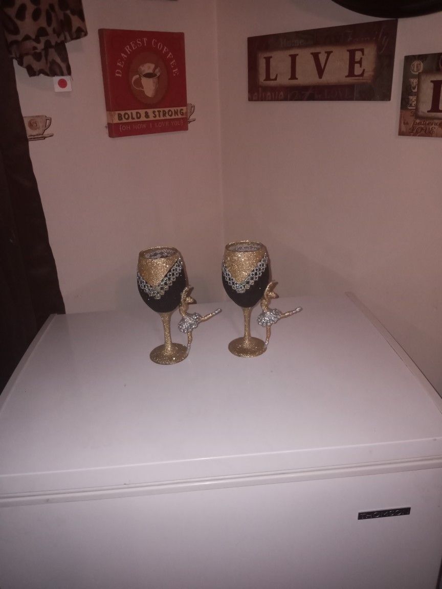 Set Of 2 Black & Gold Glitter Wine Glasses.
