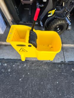 Rubbermaid Commercial Yellow Mop Bucket with Wringer