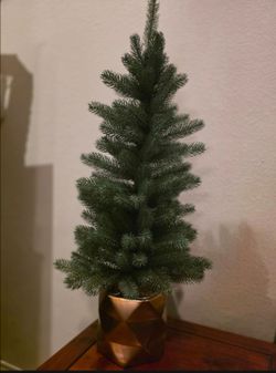 TABLETOP CHRISTMAS TREE