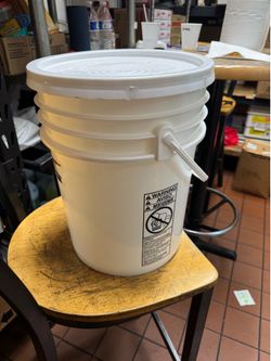 5 gallon buckets with lid