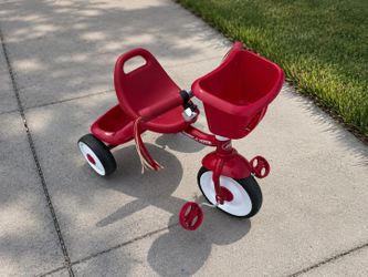 Radio Flyer Classic Red Kids Toddler Tricycle Bike. Excellent Condition. Great For kids 1.5-3 years old. Retails $49.99