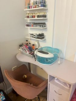 Mesa silla y lámpara de manicura