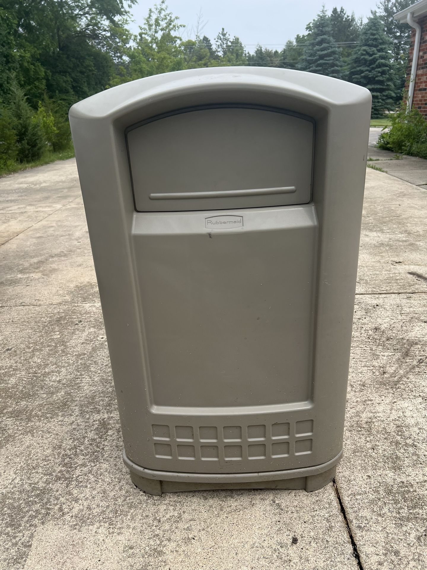 Rubbermaid Outdoor Indoor Plaża Garbage Can
