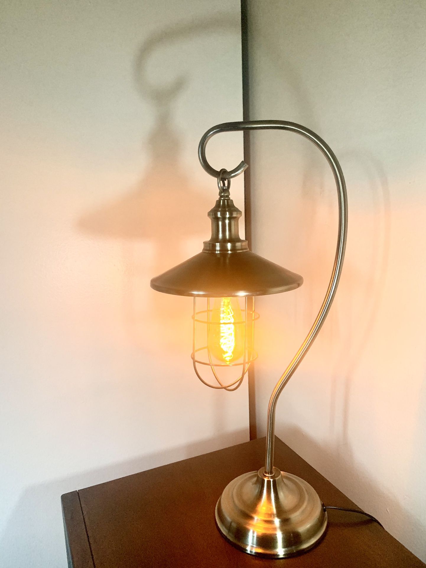 Kom langs om het te weten middag Alfabetische volgorde HEAVILY DISCOUNTED Antique Brass Table Lamp With Edison Bulb for Sale in  Riverside, CA - OfferUp