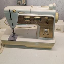 Vintage Singer Sewing Machine UNTESTED NO POWER CORD