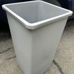 Rubbermaid Garbage Can