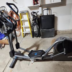 New Life Fitness Eliptical 