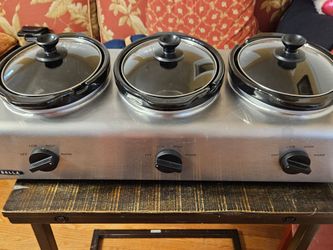 BELLA triple slow cooker & buffet server ( 1/2 gallon cada seccion )