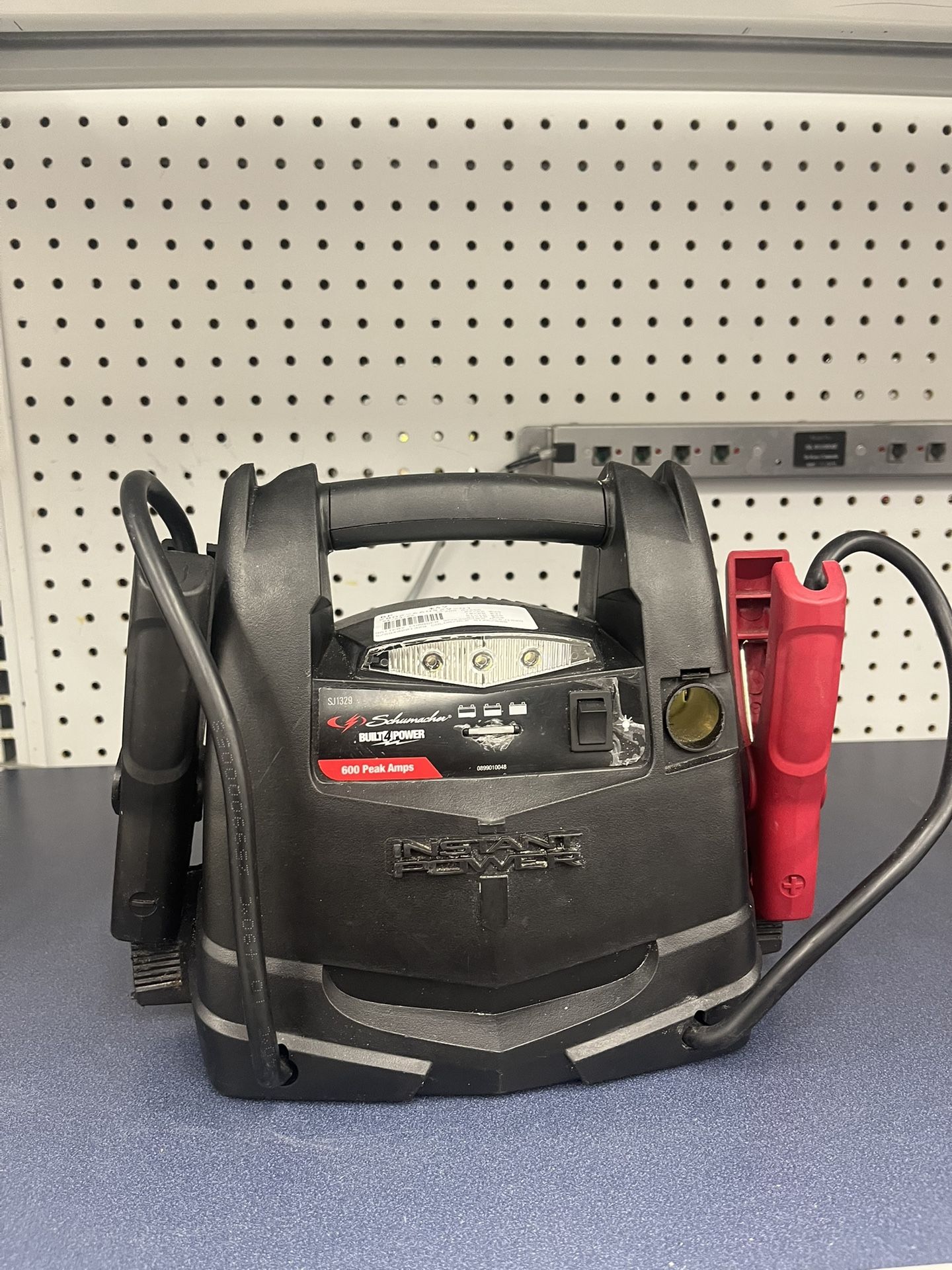 600 PEAK AMP JUMP STARTERI+ PORTABLE POWER