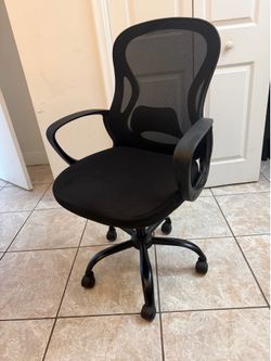 Black Mesh Rotating Office Chair