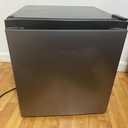 Hisense 1.6 cu. Mini fridge