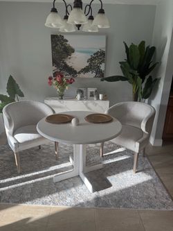 Round kitchen table