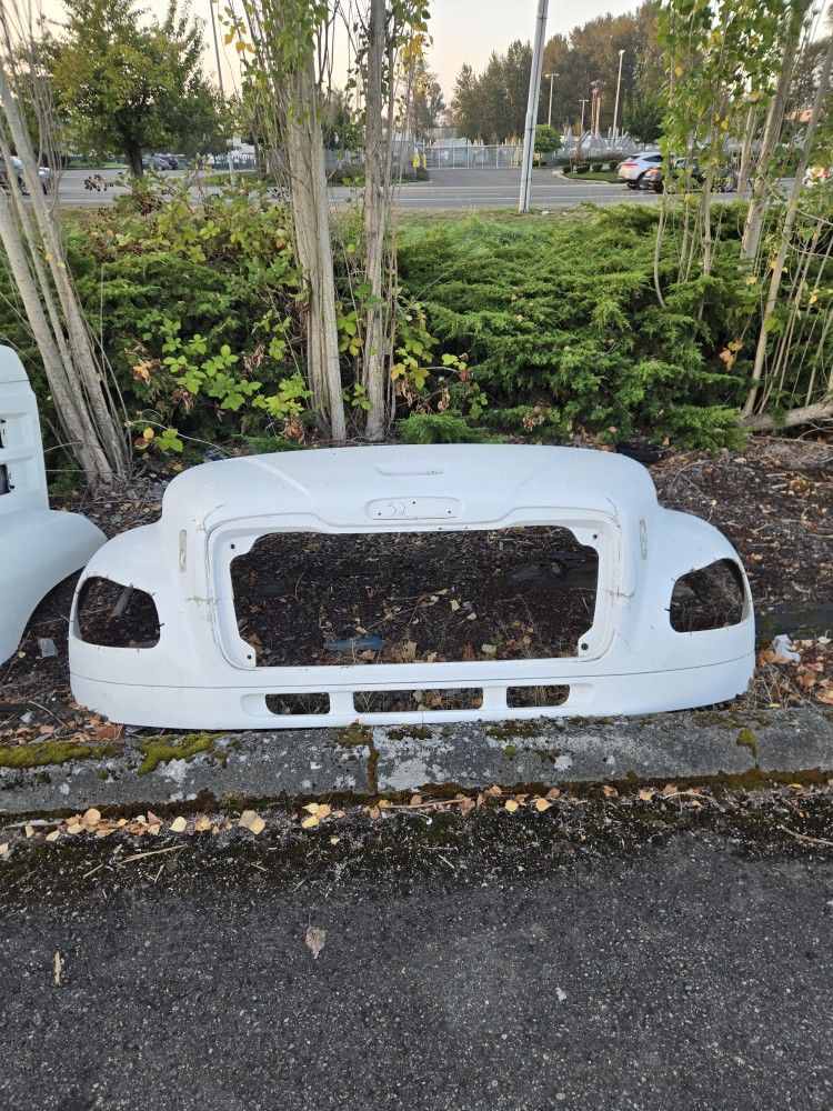 Frieghtliner M2 106 Hood