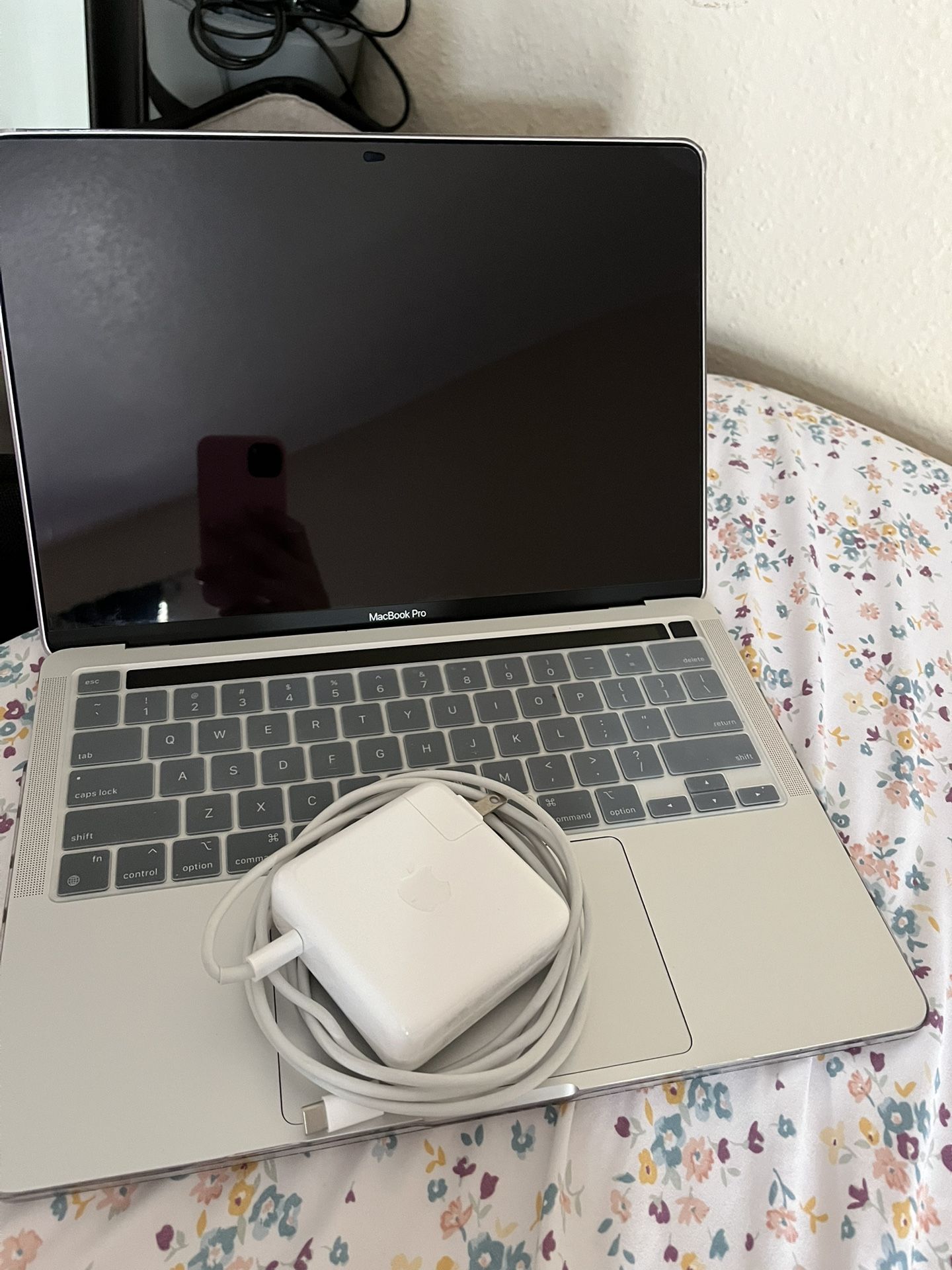 MacBook Pro (13-inch, M2, 2022)