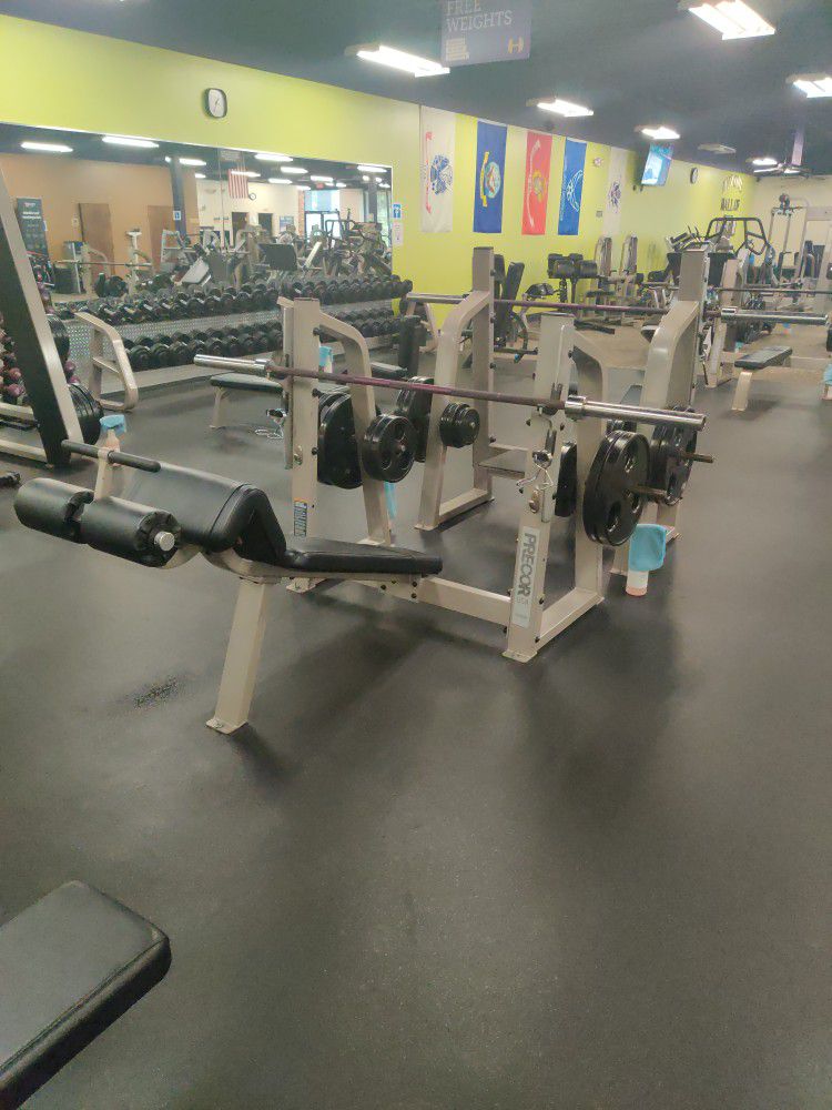 Precor Icarian Decline Bench, Olympic Bar, And 5x45lb Plates. 
