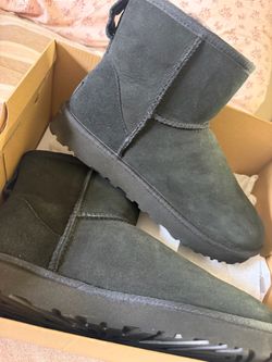 Black uggs size 9 NEW
