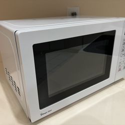 Microwave, NEW Magic Chef Countertop, Turntable, White. Never Used, See Dimensions. 