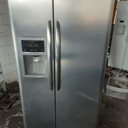 Frigidair side By Side Works Great