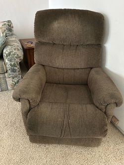 Set of TWO matching craftsman recliners *FREE*