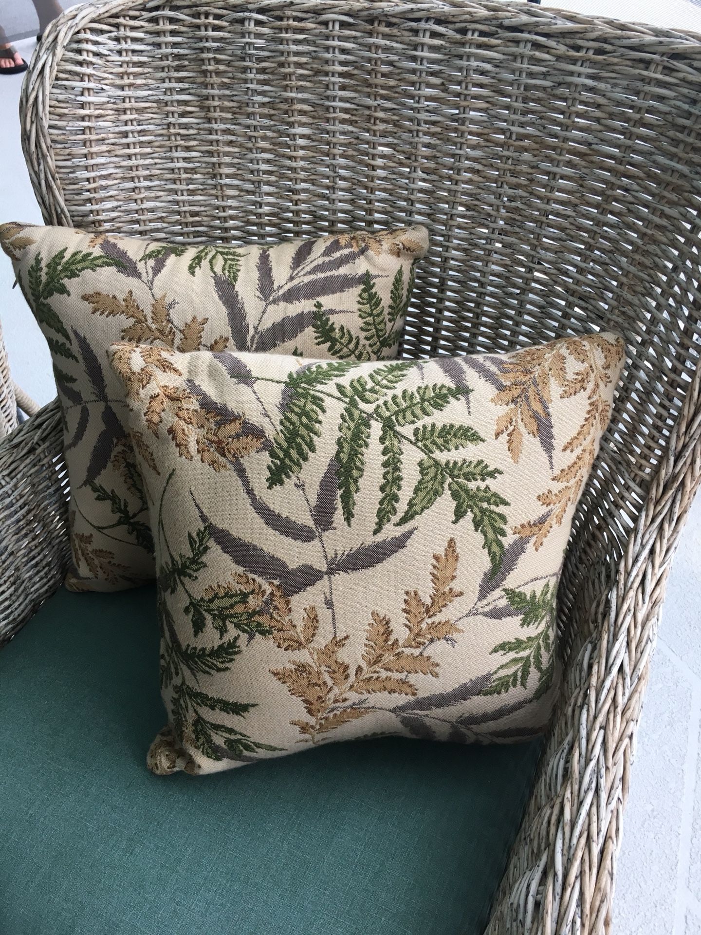 Outdoor throw pillows