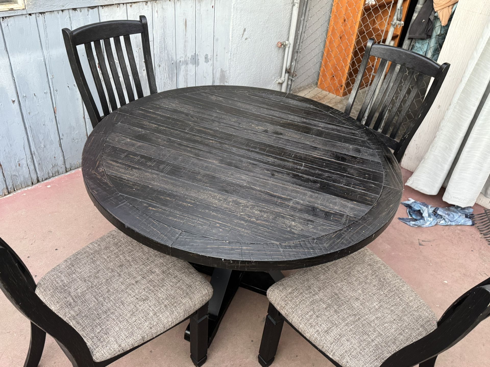 Rustic Solid Wood Regular Round Dining Table With Four Chairs In Very Good Condition 